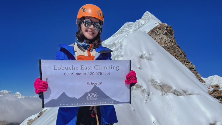 Della Dartyan Berhasil Taklukan Gunung 'Lobuche Peak East'