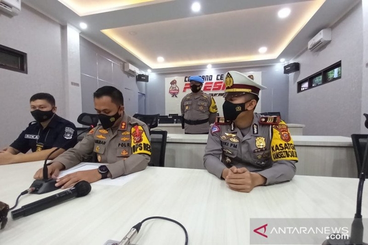 Kapolres Sukabumi AKBP Lukman Syarif didamping Kasatlantas Polres Sukabumi saat melakukan pers rilis di Mako Polres Sukabumi, Palabuhanratu, Kabupaten Sukabumi, Jabar, Minggu (16-5-2021) terkait dengan pelanggaran aturan larangan mudik Lebaran 2021. ANTARA/Aditya Rohman