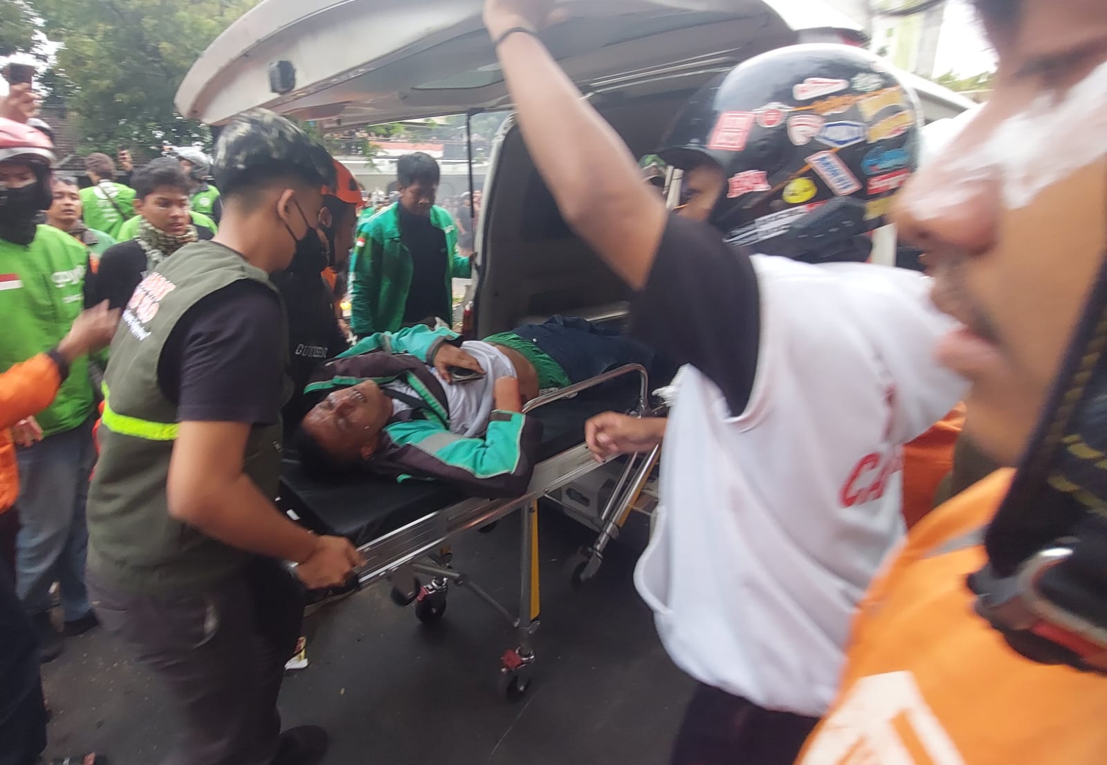Massa Ojol Kembali Mengamuk di Markas Brimob Solo, 2 Orang Pingsan Terkena Tembakan Gas Air Mata