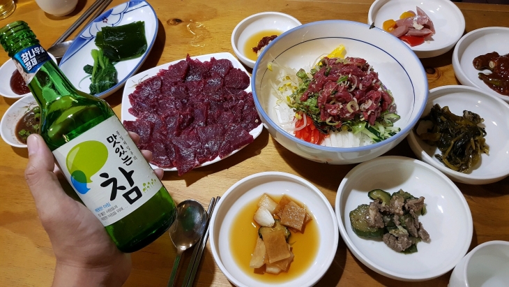 Mungtigi dan Soju serta Banchan (Foto: Mangoplate)