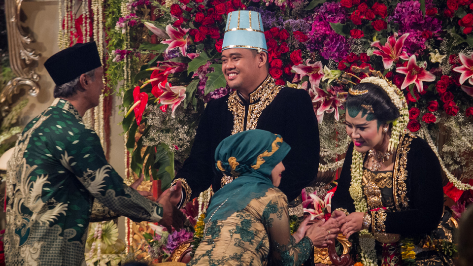 Putri Presiden Joko Widodo, Kahiyang Ayu dengan Bobby Nasution berjabat tangan dengan tamu undangan saat acara resepsi pernikahan di Gedung Graha Saba, Sumber, Solo, Jawa Tengah. Resepsi malam penikahan Kahiyang Ayu dengan Bobby Nasution dihadiri tamu masyarakat umum. ANTARA FOTO/Mohammad Ayudha