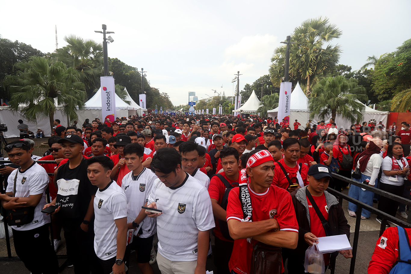 Antrean Supporter Timnas Indonesia Jelang Laga Melawan Bahrain di Stadion Utama GBK
