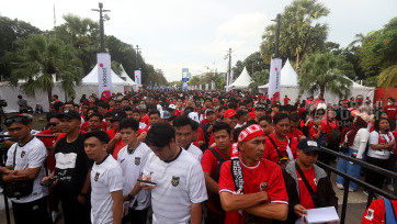 Antrean Supporter Timnas Indonesia Jelang Laga Melawan Bahrain di Stadion Utama GBK