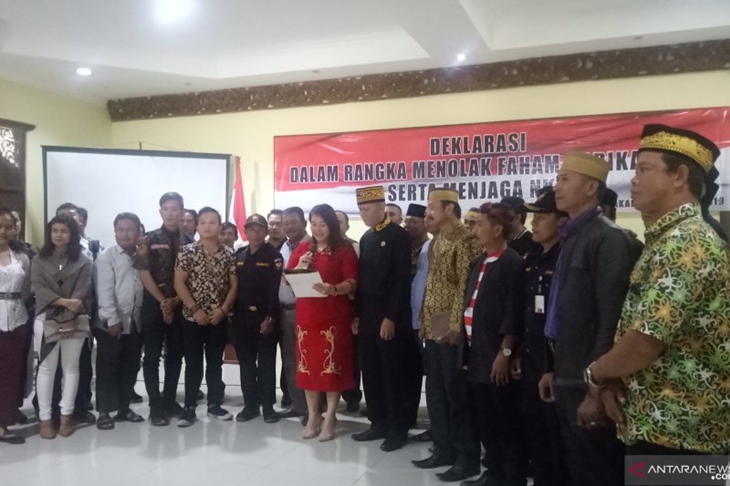 Deklarasi menolak paham radikalisme dan menjaga NKRI dipimpin Ketua DPRD Kalimantan Utara, Norhayati Andris, di Tarakan, Sabtu (19/10/2019). ANTARA/Susylo Asmalyah