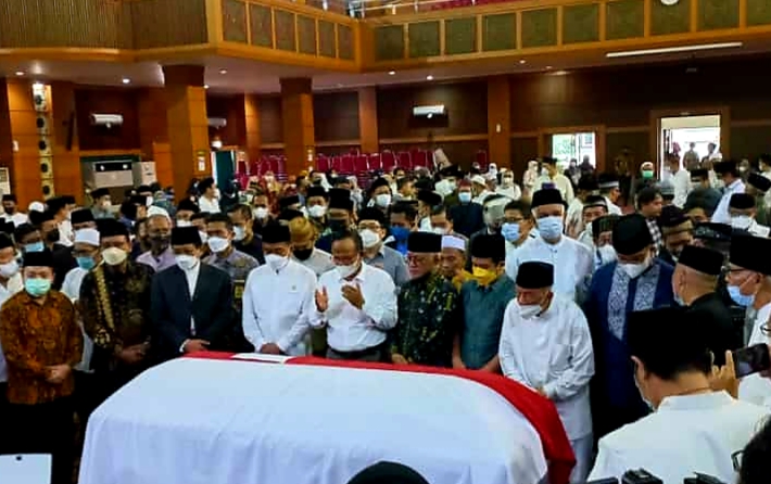 Pelayat mendoakan almarhum Azyumardi Azra di Auditorium Harun Nasution UIN, Ciputat, Tangerang Selatan. Foto: MP/Kanu