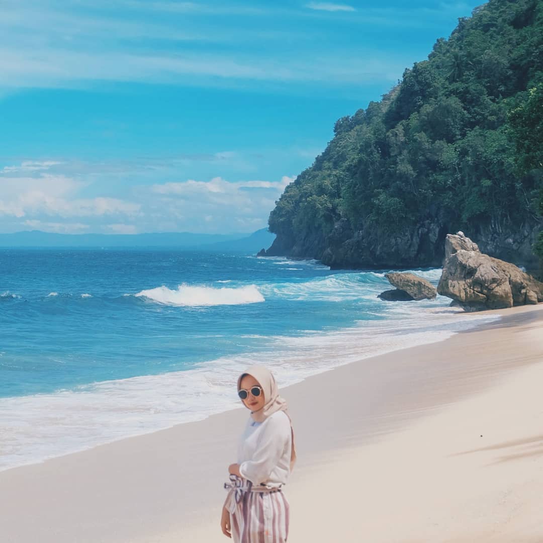 Ada cerita sejarah di balik penamaan pantai G. (Foto: Instagram/andiniirwnti)