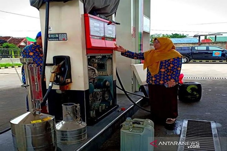 Petugas dari Unit Pelayanan Teknis Mertologi Legal Dinas Perdagangan dan Perindustrian Barito Utara melakukan tera ulang sejumlah SPBU di Desa Kandui Kecamatan Gunung Timang, Selasa (29/11/2019).ANTARA/HO-UPT Metrologi Legal Barut