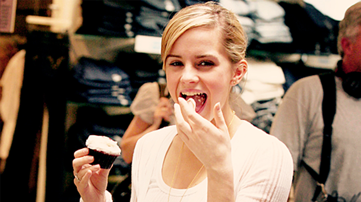 5 'Gaya' Emma Watson Menikmati Makanan