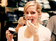5 'Gaya' Emma Watson Menikmati Makanan