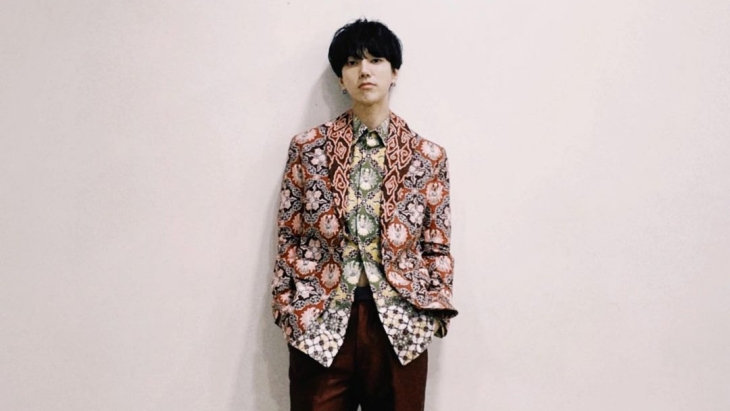Yesung mengenakan batik dengan motif Garuda Kujang Kencana (Foto: Instagram/@yesung1106)