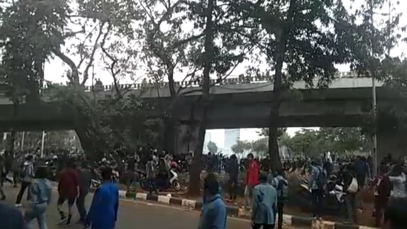 Mahasiswa dan polisi terlibat bentrok dalam aksi depan Gedung DPR