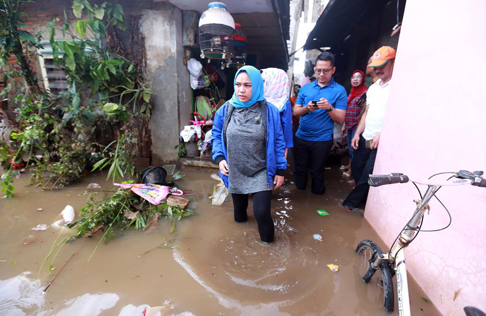 Wakil Ketua DPRD Provinsi DKI Jakarta Zita Anjani mengunjungi sejumlah kawasan terdampak peristiwa banjir di awal tahun 2020, beberapa diantaranya adalah Cipinang Bali dan Kampung Pulo, Jakarta Timur, Kamis (2/20). (DDJP/tim)