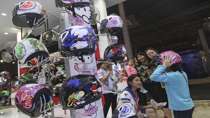 pengunjung jakarta fair 2018