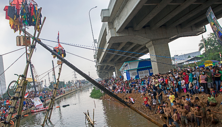 Semarak Anak-Anak Jalanan Kibarkan Merah Putih di Kolong Jembatan 