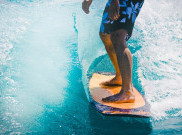 Bukan Cuma Bali, Nih 3 Spot 'Surfing' Terkenal di Indonesia dengan Ombak Terbaik 