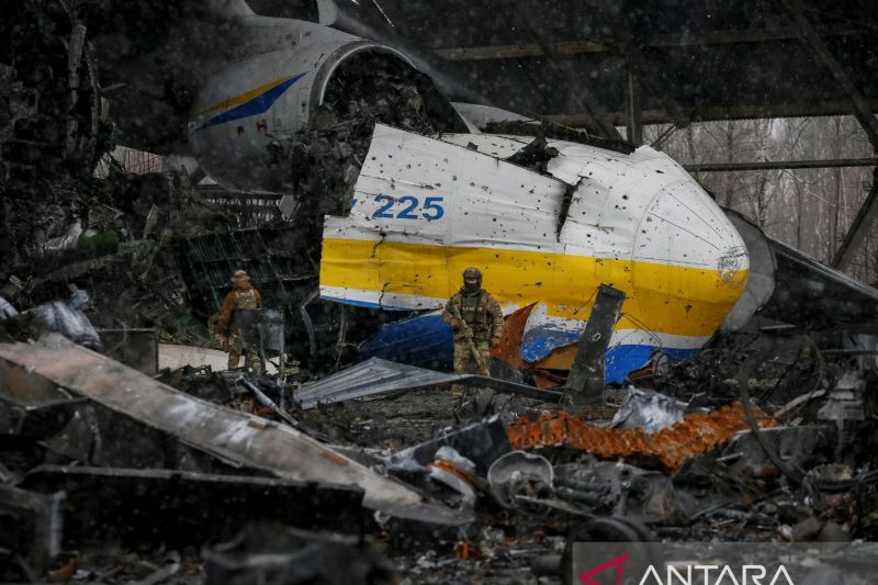 Seorang tentara Ukraina berjalan di depan sebuah pesawat kargo Antonov An-225 Kriya, pesawat terbesar di dunia, yang dihancurkan oleh pasukan Rusia saat serangan Rusia ke Ukraina terus berlanjur, di sebuah lapangan udara di pemukiman Hostomel, Kyiv, Ukraina, Minggu (3/4/2022). REUTERS/Gleb Garanich/rwa/cfo (REUTERS/GLEB GARANICH)