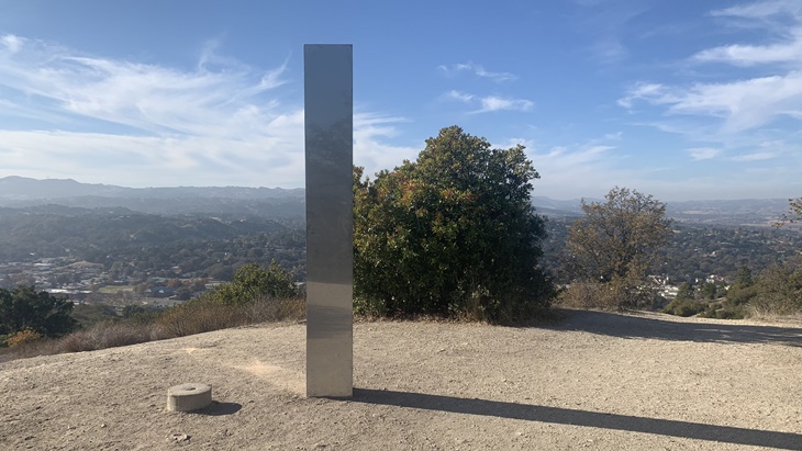 Monolit Ketiga Muncul di California