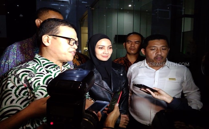 Steffy Burase saat diperiksa KPK terkait kasus korupsi Irwandi Yusuf