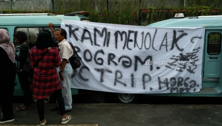 Tolak Program OK Otrip, Sopir Angkot Tanah Abang Demo