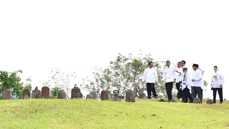 Presiden Jokowi bersama rombongan di Pemakaman Mahligai Barus. (Biro Pers Setpres)