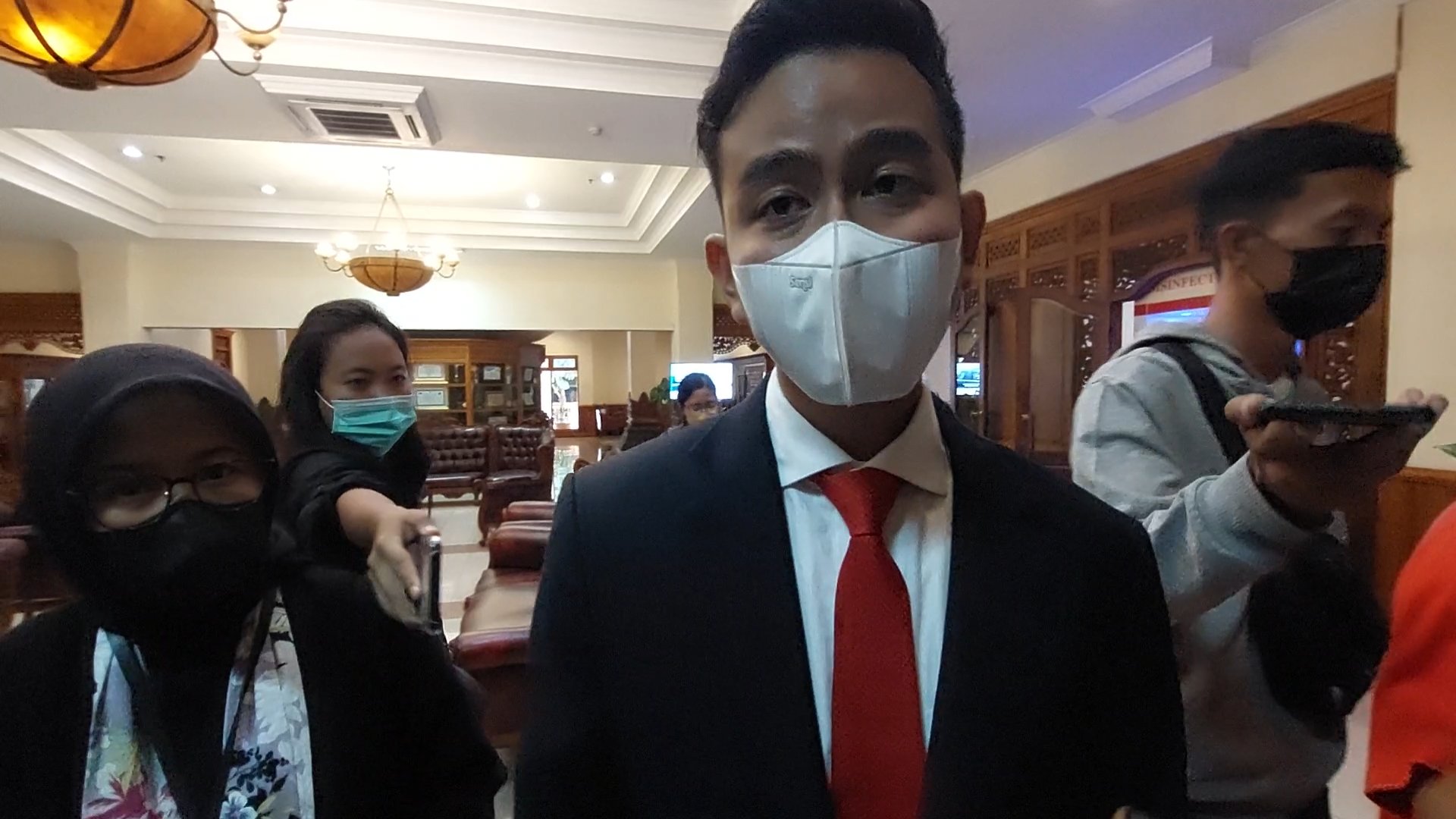 Gibran Ancam Cabut SHP Kios Pasar Tradisional Solo yang Dijual Online