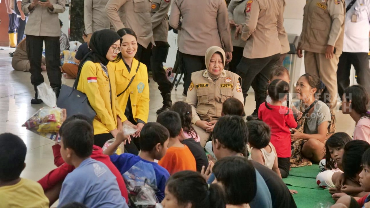 Korban Banjir Ciliwung Diberikan Trauma Healing Agar Pikiran Tetap Positif meski Dilanda Bencana