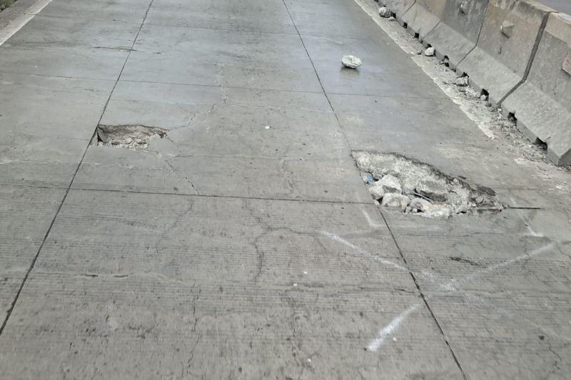 Flyover Pesing Berlubang, Belasan Kendaraan Menepi Akibat Ban Pecah di Daan Mogot