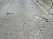 Flyover Pesing Berlubang, Belasan Kendaraan Menepi Akibat Ban Pecah di Daan Mogot