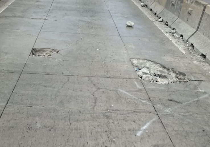 Flyover Pesing Berlubang, Belasan Kendaraan Menepi Akibat Ban Pecah di Daan Mogot