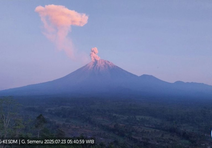 Semeru Kembali Erupsi, Ancaman Aliran Lahar Hingga 13 Kilometer Dari Puncak   