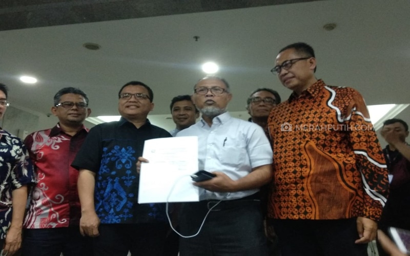 Sambangi MK untuk Perbaikan Berkas, Tim Kuasa Hukum Prabowo-Sandi Bawa Bukti yang Menghebohkan