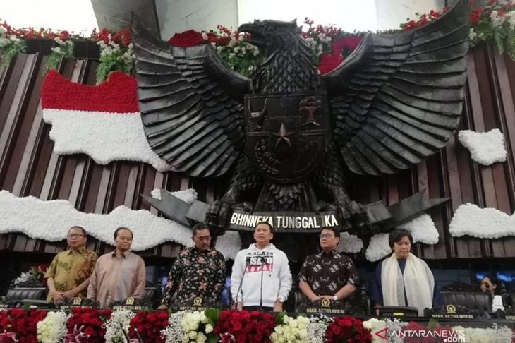 Para pimpinan MPR RI mengecek persiapan gladi bersih pelantikan Presiden dan Wakil Presiden RI periode 2019-2024, di Gedung MPR-DPR-DPD RI, Jakarta, Sabtu (19/10/2019) (ANTARA/Zuhdiar Laeis)