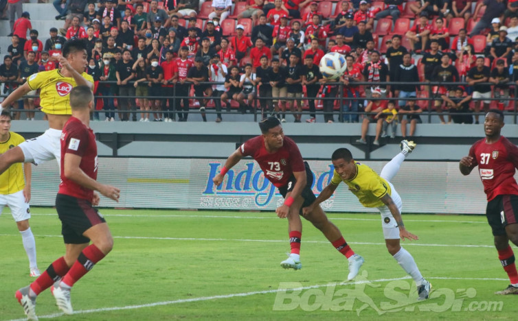 Sundulan bek Bali United, Jajang Mulyana, yang berbuah gol ke gawang Kaya FC. (BolaSkor.com/Putra Wijaya)
