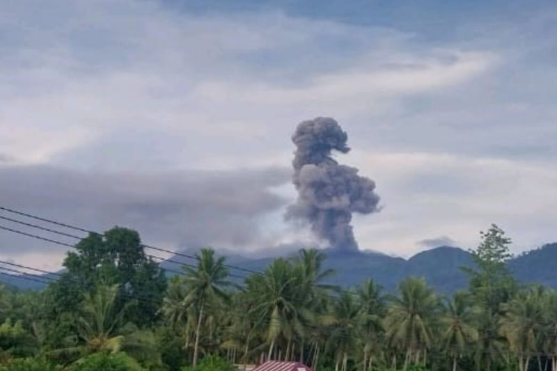 Gunung Dukono di Halmahera Erupsi, Tinggi Letusan hingga 1.300 Meter