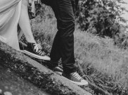 Tampil 'Edgy' dengan Memadukan Sneakers dan Gaun Pengantin