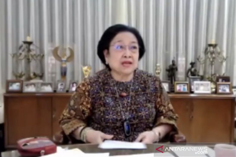 Ketua Umum DPP PDI Perjuangan, Megawati Soekarnoputri, memberi kesaksian pada buku &ldquo;Dunia Hoegeng, 100 Tahun Keteladanan&rdquo; yang diluncurkan di Jakarta, Minggu (7/11/2021), sebagaimana disiarkan langsung via aplikasi Zoom. ANTARA/Genta T Mawangi
