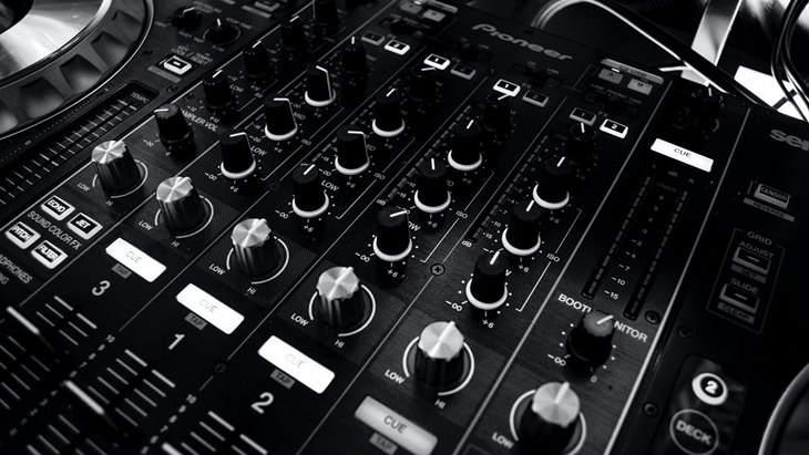 COVID-19 tidak menjadi penghalang musisi untuk mencari nafkah. (Foto: Pexels/Stephen Niemeier)