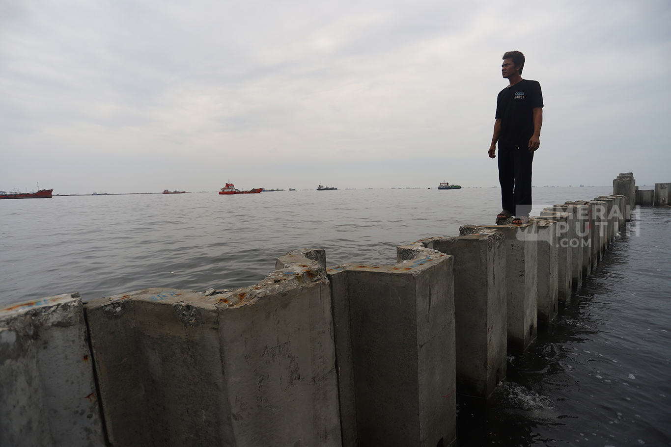 Melihat Dari Dekat Proyek Pagar Beton Laut di Perairan Cilincing Jakarta Utara