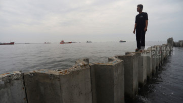 Melihat Dari Dekat Proyek Pagar Beton Laut di Perairan Cilincing Jakarta Utara