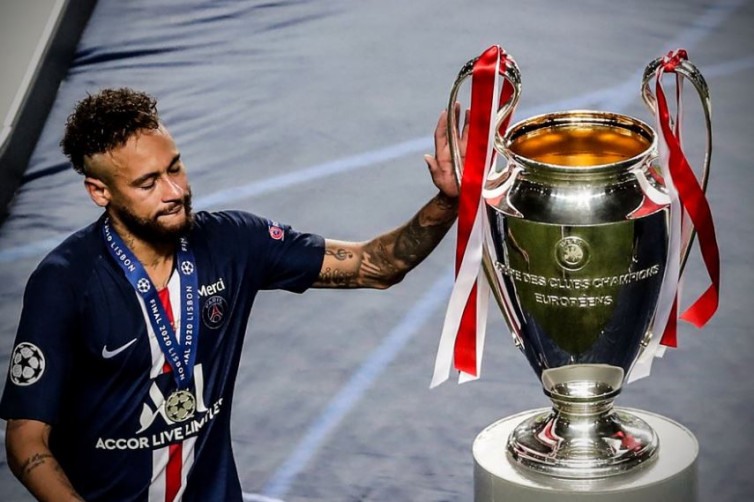 Neymar dengan trofi Liga Champions (Twitter)