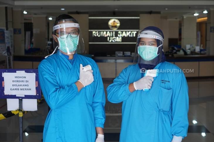 Tenaga medis di Yogyakarta menggunakan APD bikinan sendiri. (Foto: MP/Teresa Ika)