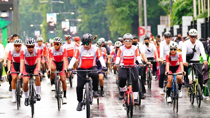 Parade kemenangan kontingen sepeda Indonesia SEA Games 2021 di kawasan stadion Gelora Bung Karno (GBK), Senayan, Jakarta, Minggu (29/5). (Foto: MP/Humas Polri)