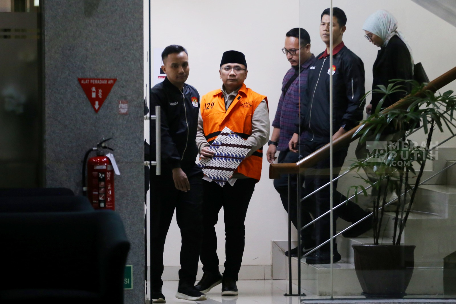 Pakai Rompi Oranye, Gus Yaqut Resmi Ditahan KPK Terkait Dugaan Korupsi Kuota Haji