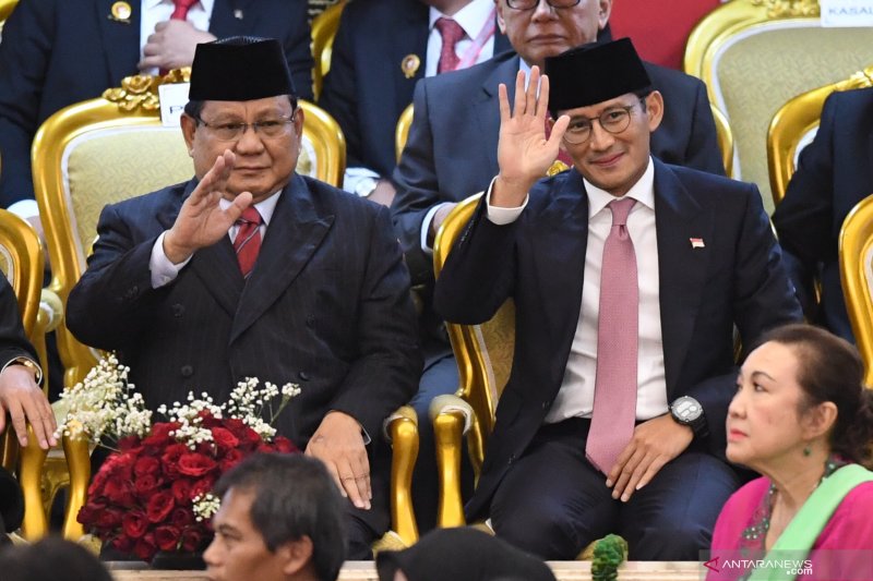 Ketua Umum Partai Gerindra Prabowo Subianto (kiri) dan Waketum Sandiaga Uno (kanan) tiba di lokasi upacara pelantikan Presiden Joko Widodo dan Wakil Presiden Ma'ruf Amin di Gedung Nusantara, kompleks Parlemen, Senayan, Jakarta, Minggu (20/10/2019). ANTARA FOTO/Akbar Nugroho Gumay/aww