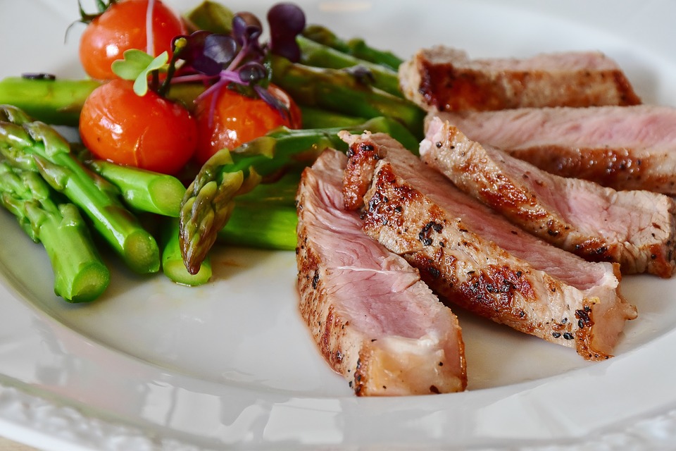 Konsumsi makanan sehat (Sumber: Pixabay/RitaE)