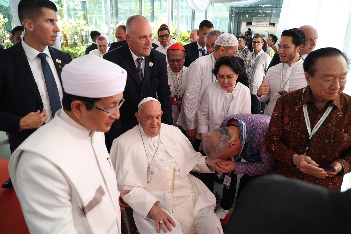Pemimpin Tertinggi Gereja Katolik sedunia dan Kepala Negara Vatikan Paus Fransiskus didampingi Imam Masjid Istiqlal Nasarudin Umar saat memasuki Masjid Istiqlal, Jakarta, Kamis (5/9/2024).