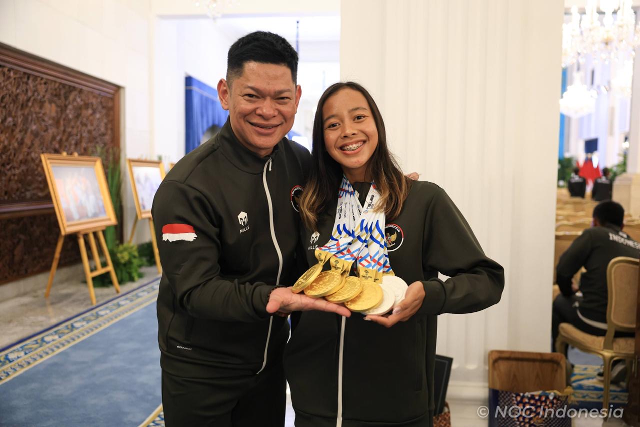 Ketum NOC Indonesia, Raja Sapta Oktohari, bersama peraih medali SEA Games 2025. Foto: Dok. NOC Indonesia