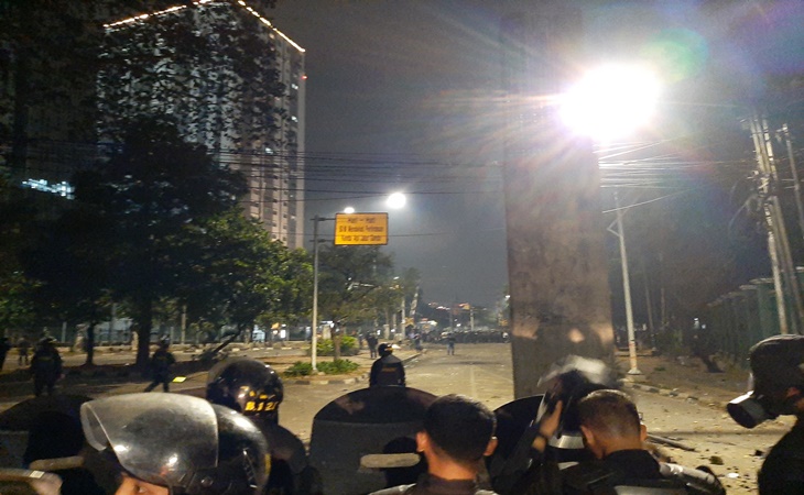 Massa aksi terlibat bentrokan dengan polisi di kawasan Palmerah