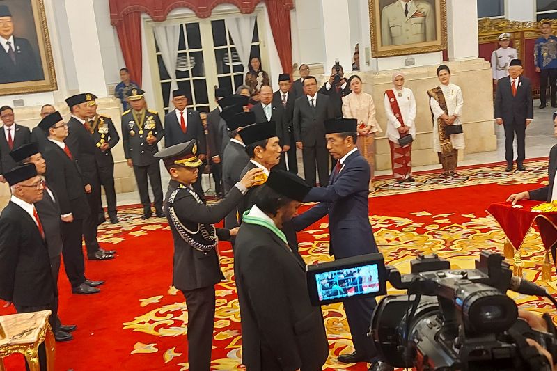 64 Tokoh Bangsa Penerima Anugerah Tanda Jasa dan Kehormatan HUT RI