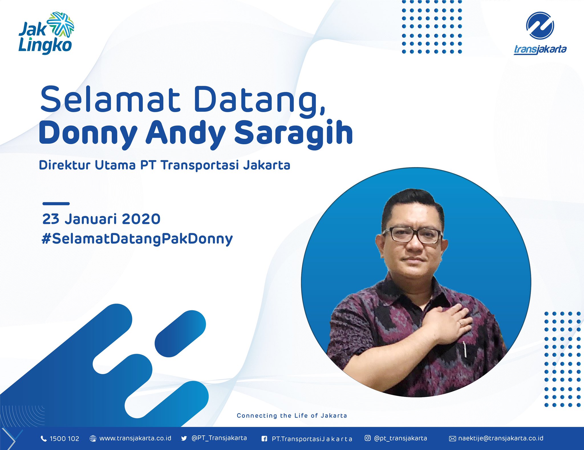 Dirut Transjakarta yang baru Donny Andy Saragih (kanan) berfoto dengan mantan Dirut Transjakarta Agung Wicaksono (kiri), Kamis (23/1/2020). (ANTARA/HO-humas TransJakarta)